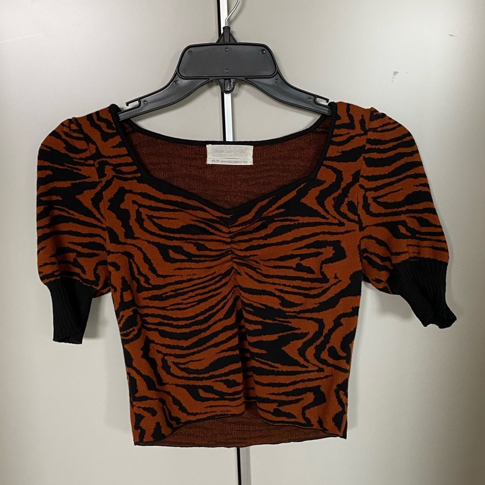 urban outfitters tiger print crop top